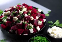 Salată de sfeclă roșie cu brânză feta – este atât de delicioasă și sănătoasă! Ingredientele salatei detoxifică ficatul, tratează anemia, luptă împotriva inflamației.