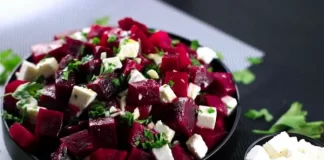 Salată de sfeclă roșie cu brânză feta – este atât de delicioasă și sănătoasă! Ingredientele salatei detoxifică ficatul, tratează anemia, luptă împotriva inflamației.