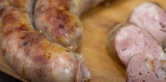 Reteta de carnati de porc de casa este rustica, foarte gustoasa si aromata