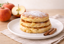 Clătite pufoase cu mere și scorțișoară servite calde pe farfurie
