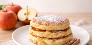 Clătite cu mere și scorțișoară. Rețeta simplă care umple casa de miros și dispare rapid din farfurie Clătite pufoase cu mere și scorțișoară servite calde pe farfurie