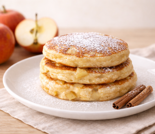Clătite cu mere și scorțișoară. Rețeta simplă care umple casa de miros și dispare rapid din farfurie Clătite pufoase cu mere și scorțișoară servite calde pe farfurie