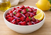 Combinația simplă pe care mulți o ignoră. Poate susține ficatul, digestia și starea generală Salată de sfeclă roșie cu ceapă și lămâie, preparat tradițional pentru susținerea digestiei