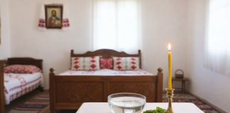 De ce este bine să sfințești casa în luna martie. Cum te ajută și de ce ai nevoie Masă pregătită pentru sfințirea casei cu lumânare aprinsă și vas cu apă sfințită
