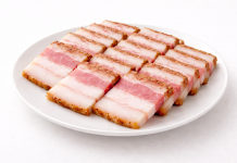 Slănină tradițională de porc așezată pe platou rustic