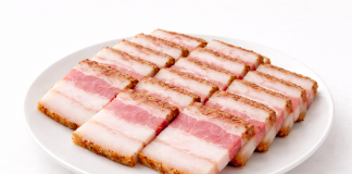 Slănina de porc, mai sănătoasă decât cred mulți? Ce spune Mihaela Bilic despre acest aliment controversat Slănină tradițională de porc așezată pe platou rustic