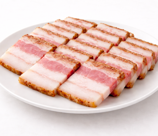 Slănina de porc, mai sănătoasă decât cred mulți? Ce spune Mihaela Bilic despre acest aliment controversat Slănină tradițională de porc așezată pe platou rustic