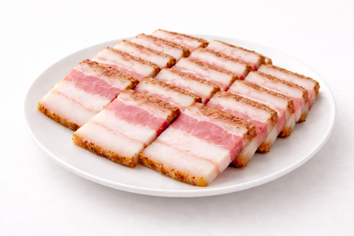 Slănină tradițională de porc așezată pe platou rustic