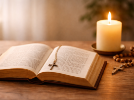 Rostește această rugăciune dimineața și seara. Mulți credincioși o spun de 7 ori pentru liniște și întărire sufletească Lumânare aprinsă și carte de rugăciuni deschisă într-un cadru liniștit