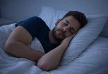 Persoană dormind liniștit într-un dormitor întunecat