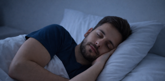 Câte ore trebuie să dormi pe noapte, în funcție de vârstă. Mulți nu respectă acest lucru și își afectează sănătatea Persoană dormind liniștit într-un dormitor întunecat