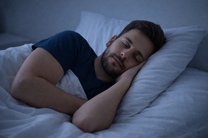 Persoană dormind liniștit într-un dormitor întunecat