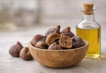 Smochine uscate într-un bol rustic, alături de ulei de măsline, pe fundal de bucătărie