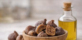 Ce pot face smochinele uscate pentru sănătatea noastră. Probabil nu știai asta Smochine uscate într-un bol rustic, alături de ulei de măsline, pe fundal de bucătărie