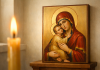 Părintele Pimen: „Maica Domnului este ultima nădejde când toate se prăbușesc” – Ce înseamnă, de fapt, această rugăciune Icoană a Maicii Domnului cu lumânare aprinsă într-un colț de biserică