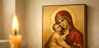 Părintele Pimen: „Maica Domnului este ultima nădejde când toate se prăbușesc” – Ce înseamnă, de fapt, această rugăciune Icoană a Maicii Domnului cu lumânare aprinsă într-un colț de biserică