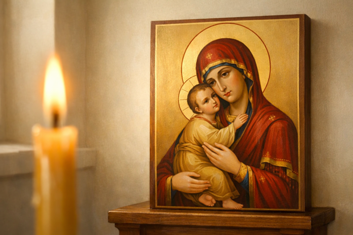 maica-domnului-ultima-nadejde.jpg Icoană a Maicii Domnului cu lumânare aprinsă într-un colț de biserică