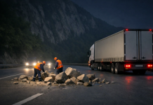 Pietre căzute pe carosabil pe DN7 Valea Oltului, intervenție echipe drumuri