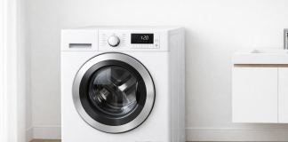 ESTE PĂCAT SĂ SPEli DUMINICA LA MAȘINA DE SPĂLAT? RĂSPUNSUL PREOȚILOR ÎI SURPRINDE PE MULȚI Mașină de spălat într-o locuință, simbol al muncii casnice