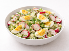 Salata germană cu ouă. Simplă, sățioasă și potrivită pentru o masă rapidă în familie Salată germană cu ouă, ridichi și sos cremos
