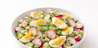Salata germană cu ouă. Simplă, sățioasă și potrivită pentru o masă rapidă în familie Salată germană cu ouă, ridichi și sos cremos