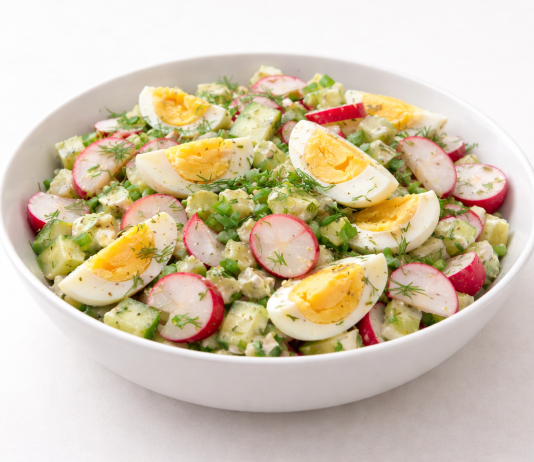 Salata germană cu ouă. Simplă, sățioasă și potrivită pentru o masă rapidă în familie Salată germană cu ouă, ridichi și sos cremos