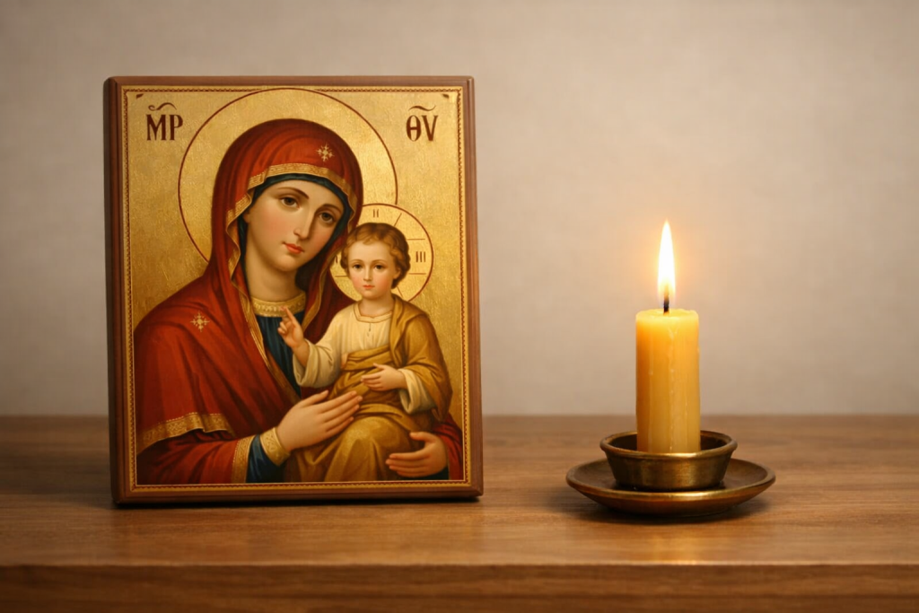 Icoană cu Maica Domnului și lumânare aprinsă într-un cadru liniștit