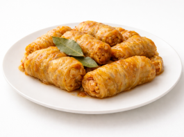 Cât orez se pune la 1 kg de carne pentru sarmale? Proporția care le face fragede și gustoase ca la bunica Sarmale tradiționale românești așezate într-o oală de lut