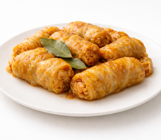 Cât orez se pune la 1 kg de carne pentru sarmale? Proporția care le face fragede și gustoase ca la bunica Sarmale tradiționale românești așezate într-o oală de lut