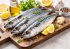 Cel mai bun pește pentru organism. De ce macroul este considerat mai eficient decât multe medicamente Macrou proaspăt pe masă alături de lămâie și usturoi, aliment bogat în Omega-3