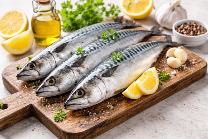 Macrou proaspăt pe masă alături de lămâie și usturoi, aliment bogat în Omega-3