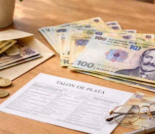 Pensionarii care primesc bani în plus de la 1 iulie 2026. Indemnizația crește automat Pensionar ținând bani în mână, simbol al creșterii indemnizației în 2026