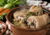 Puțini știu ce efect pot avea picioarele de porc asupra organismului. De ce sunt apreciate de generații întregi Picioare de porc fierte într-un vas tradițional, alături de usturoi și legume.