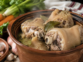 Puțini știu ce efect pot avea picioarele de porc asupra organismului. De ce sunt apreciate de generații întregi Picioare de porc fierte într-un vas tradițional, alături de usturoi și legume.