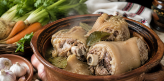 Puțini știu ce efect pot avea picioarele de porc asupra organismului. De ce sunt apreciate de generații întregi Picioare de porc fierte într-un vas tradițional, alături de usturoi și legume.