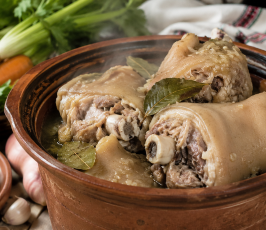 Puțini știu ce efect pot avea picioarele de porc asupra organismului. De ce sunt apreciate de generații întregi Picioare de porc fierte într-un vas tradițional, alături de usturoi și legume.