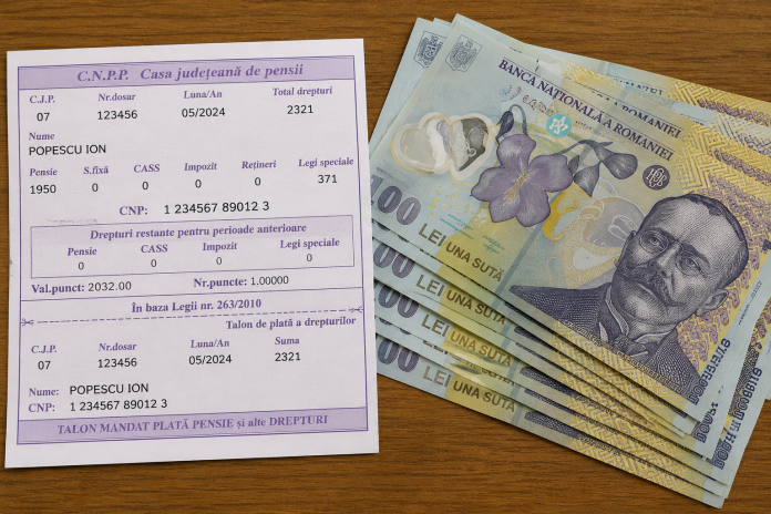 decizie-importanta-pensii-romania.jpg Pensionari analizând informații despre modificările și recalcularea pensiilor în România