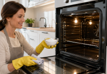 Trucul simplu care curăță cuptorul fără frecat. Ai nevoie doar de două ingrediente pe care le ai deja în casă Cuptor curat și strălucitor după folosirea unei metode simple cu bicarbonat și apă caldă