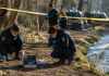 Copil găsit mort după o întâlnire cu doi adolescenți. Anchetatorii încearcă să afle ce s-a întâmplat Mașini de poliție și anchetatori într-o zonă de lângă râul Vilaine din Rennes, Franța