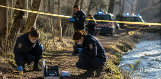 Copil găsit mort după o întâlnire cu doi adolescenți. Anchetatorii încearcă să afle ce s-a întâmplat Mașini de poliție și anchetatori într-o zonă de lângă râul Vilaine din Rennes, Franța