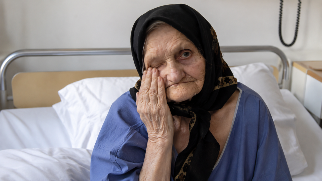 Femeie în vârstă de 84 de ani aflată într-un spital, rămasă fără sprijinul familiei.