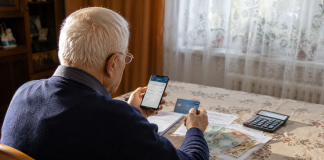 Când intră pensiile pe card în iulie 2026. Unii pensionari ar putea primi banii mai devreme Pensionar verificând banii primiți pe card după virarea pensiei în luna iulie 2026