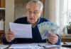 Până la 480 de lei în plus la pensie. Ce pensionari ar putea beneficia de majorare din 2027 Pensionar analizând talonul de pensie și calculele unei posibile majorări din 2027