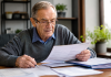 Pensiile a 800.000 de români ar putea fi recalculate. Cererea care poate aduce bani în plus la pensie Pensionar analizând documente pentru recalcularea pensiei și o posibilă majorare a veniturilor