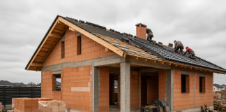 Cât costă să construiești o casă de 90 mp în 2026. Suma reală pe care trebuie să o pregătești Casă aflată în construcție, muncitori și materiale de construcții pe șantier