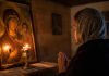 Rugăciunea pe care mulți credincioși o rostesc când gândurile nu le dau pace. Ce să spui în clipele de tulburare Persoană rugându-se în fața unei icoane, într-o cameră liniștită, căutând pace sufletească