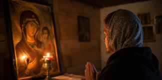 Rugăciunea pe care mulți credincioși o rostesc când gândurile nu le dau pace. Ce să spui în clipele de tulburare Persoană rugându-se în fața unei icoane, într-o cameră liniștită, căutând pace sufletească