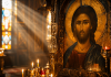 Rugăciune pentru sănătate și momente grele. Cuvinte de nădejde pentru cei care trec prin încercări Icoană a Mântuitorului Iisus Hristos într-o biserică ortodoxă, simbol al rugăciunii pentru sănătate și ajutor.