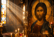 Icoană a Mântuitorului Iisus Hristos într-o biserică ortodoxă, simbol al rugăciunii pentru sănătate și ajutor.