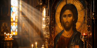 Rugăciune pentru sănătate și momente grele. Cuvinte de nădejde pentru cei care trec prin încercări Icoană a Mântuitorului Iisus Hristos într-o biserică ortodoxă, simbol al rugăciunii pentru sănătate și ajutor.